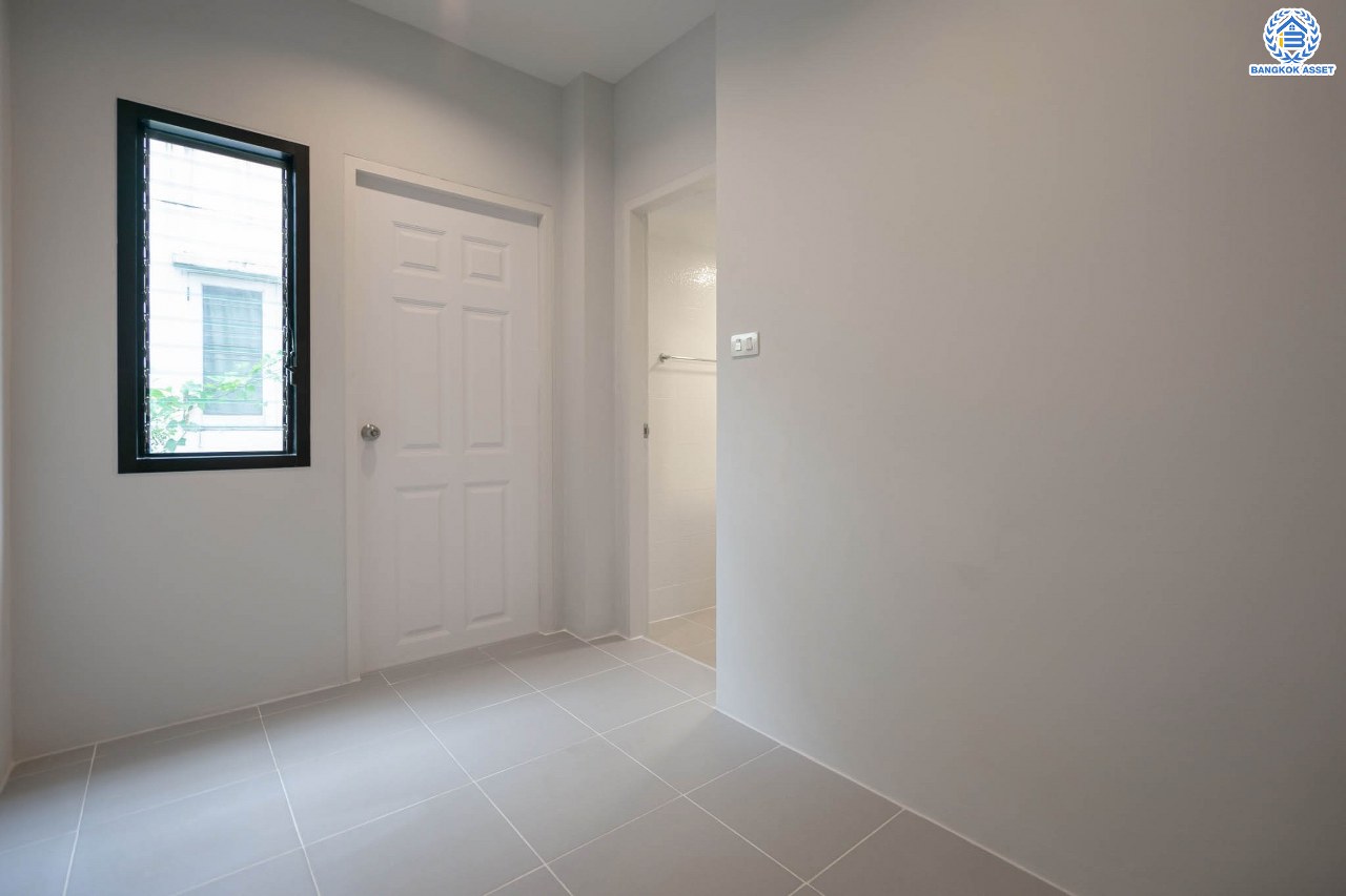 บ้านมือสองตกแต่งใหม่ ม.พิมาน ปิ่นเกล้า-กาญจนาภิเษก เนื้อที่ 64 ตร.ว. ฟังก์ชัน 3 ห้องนอน 4 ห้องน้ำ 1 ห้องแม่บ้าน จอดรถได้ 2 คัน บนทำเลเดินทางสะดวก ติดถนนกาญจนาภิเษก เชื่อมต่อหลายเส้นทาง ใกล้ทางด่วน "กาญจนาภิเษก" รถไฟฟ้า "สถานีหลักสอง" และเดอะมอลล์บางแค...